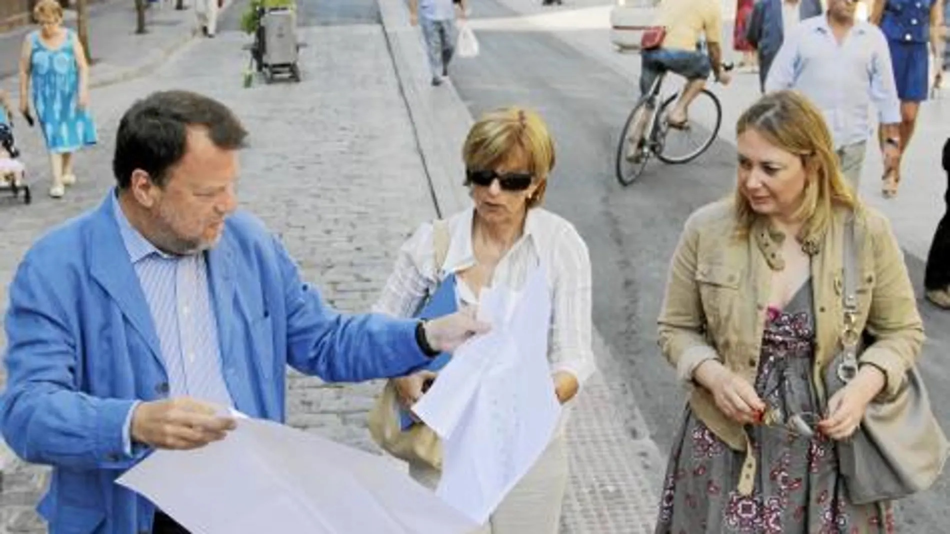 Sánchez Monteseirín, con la concejal Nieves Hernández, además de otros colaboradores, en su visita a la calle San Jacinto