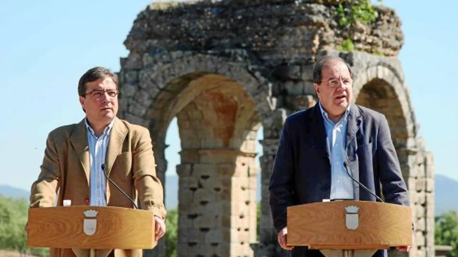 Los presidentes de Extremadura, Guillermo Fernández Vara, y de Castilla y León, Juan Vicente Herrera