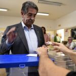 El presidente de Cantabria, Miguel Ángel Revilla, deposita su voto en el colegio Fernando de los Ríos