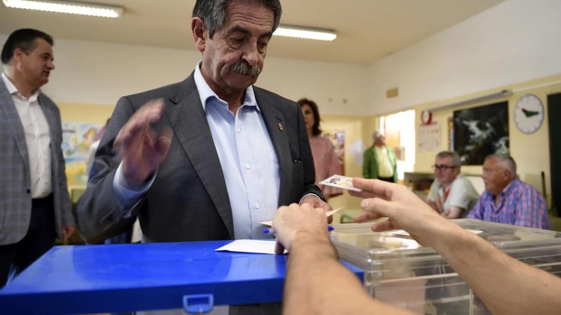 El presidente de Cantabria, Miguel Ángel Revilla, deposita su voto en el colegio Fernando de los Ríos