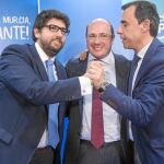 Fernando López Miras abraza a Pedro Antonio Sánchez junto a Maillo, tras dirigirse el presidente a sus compañeros de partido