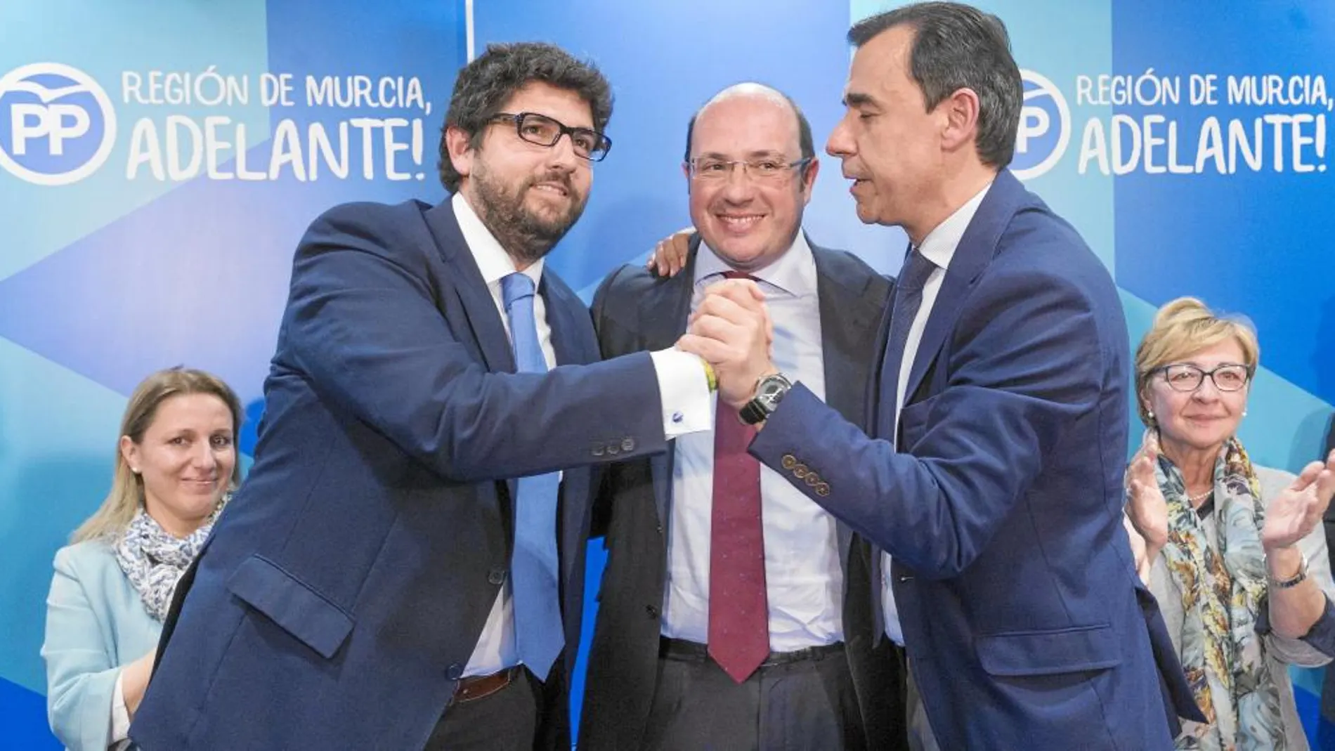 Fernando López Miras abraza a Pedro Antonio Sánchez junto a Maillo, tras dirigirse el presidente a sus compañeros de partido