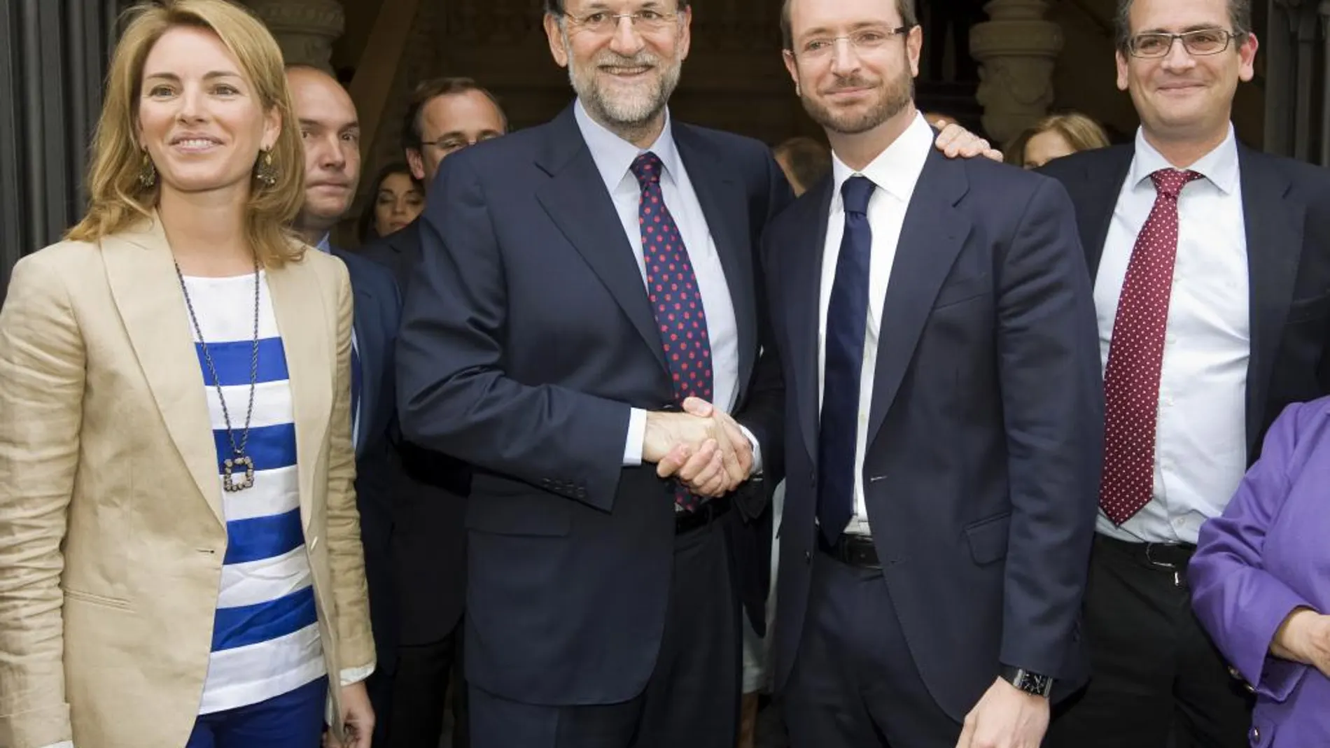 El presidente del Gobierno, Mariano Rajoy, junto a Javier Maroto