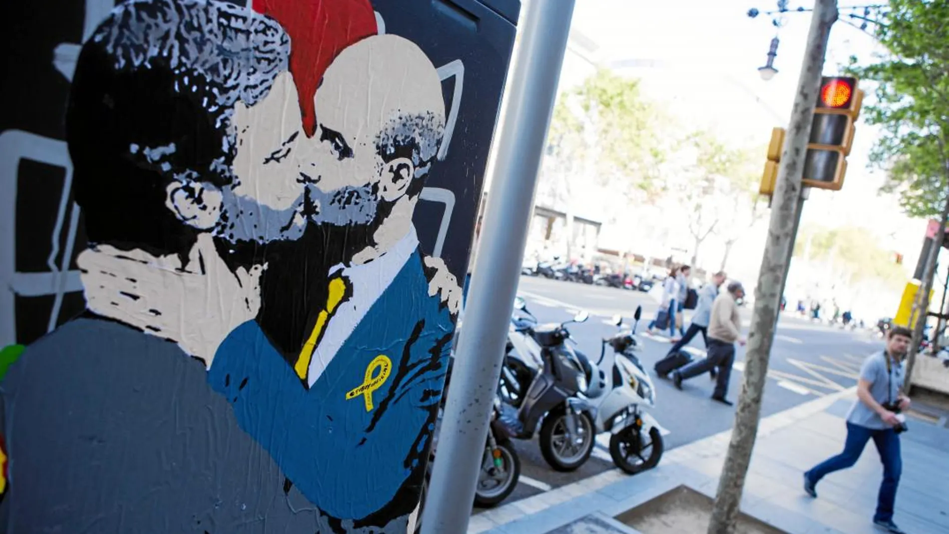 El entrenador del Manchester City, Pep Guardiola y el entrenador del Manchester United José Mourinho, conocidos por su rivalidad, se besan para celebrar la diada de Sant Jordi en este grafiti, obra del artista urbano TVboy