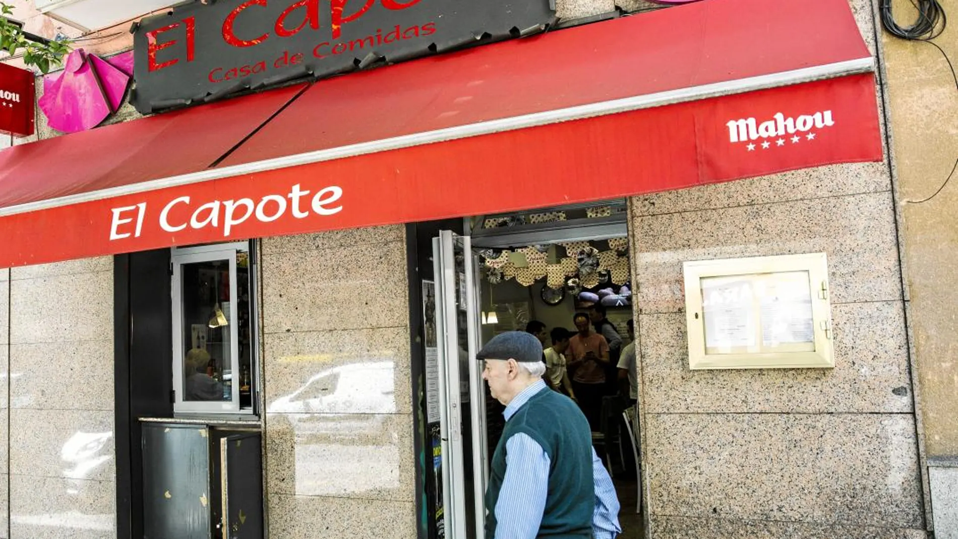 El Capote es uno de los bares que se han visto afectados por la decisión del concejal-presidente de la Junta de denegarles declarar la zona como recinto ferial. Foto: Gonzalo Pérez