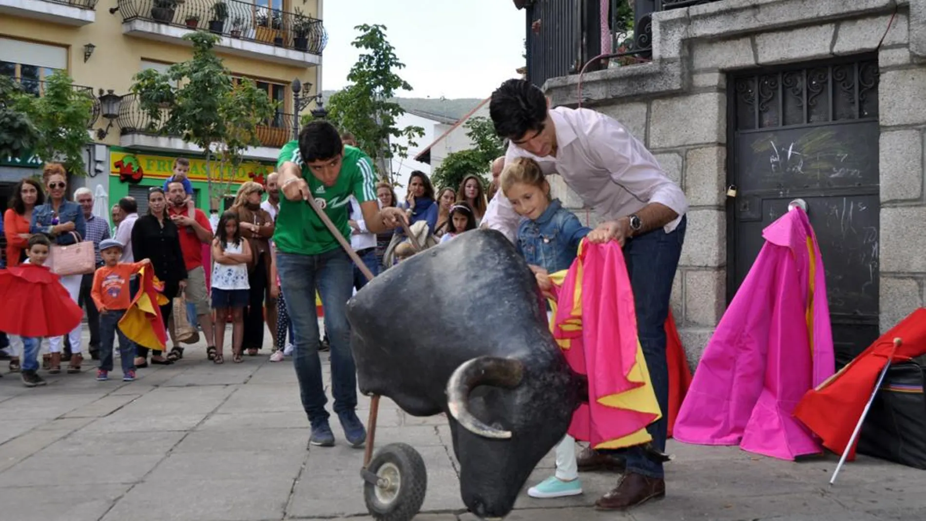 Víctor Barrio, con los niños en El Espinar