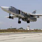 Un bombardero Su-24 en la base aérea de Hmeymim (Siria)