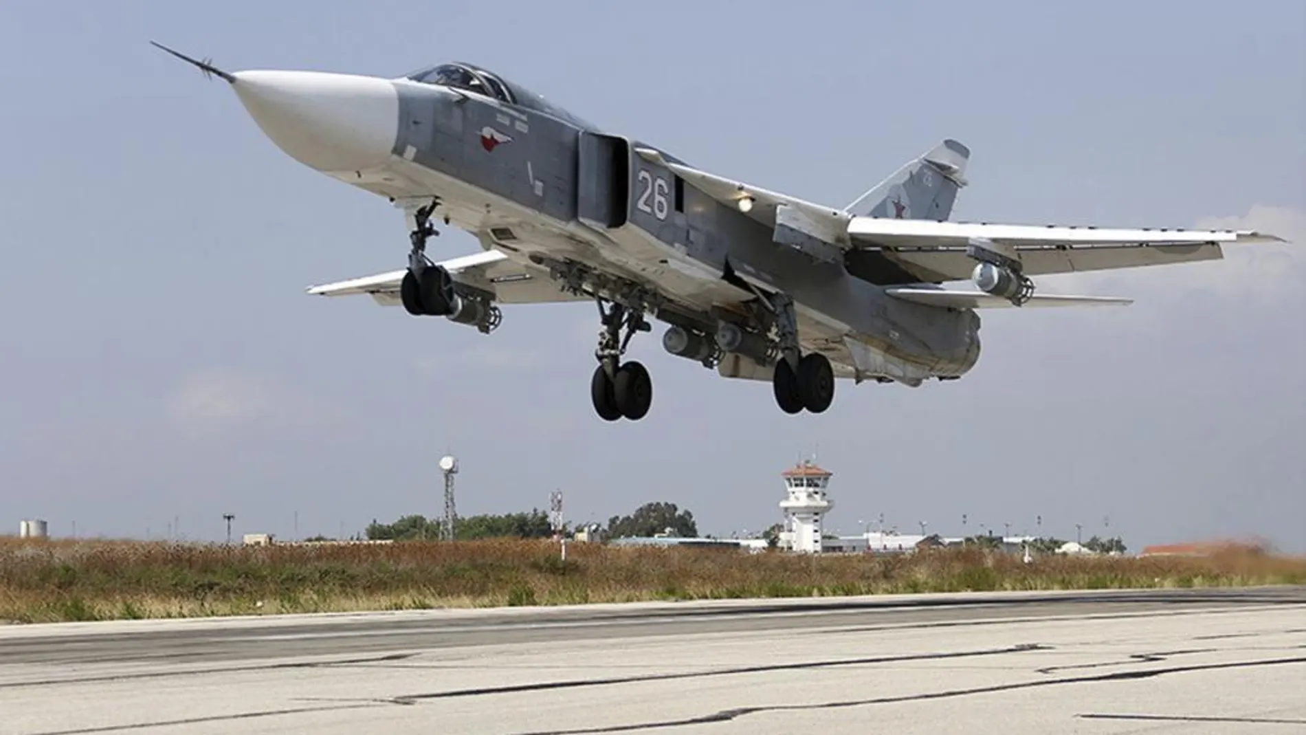 Un bombardero Su-24 en la base aérea de Hmeymim (Siria)