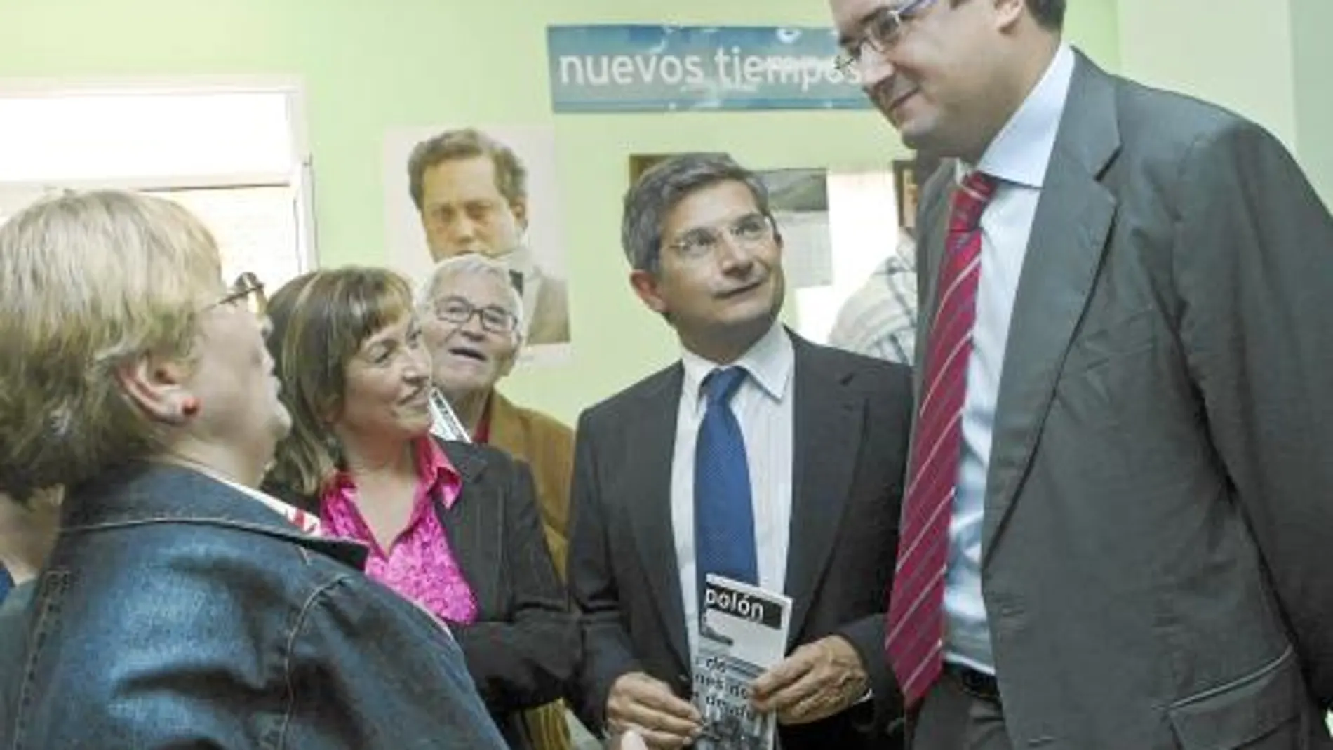 Óscar López escucha a un grupo de simpatizantes socialistas junto al portavoz del PSOE en Toro, Lorenzo Rodríguez