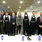 En la imagen, Milagros Marcos junto a Víctor Caramanzana, Pablo Martín, Víctor Alonso Monge y varios sumilleres que han participado en el curso clausurado ayer