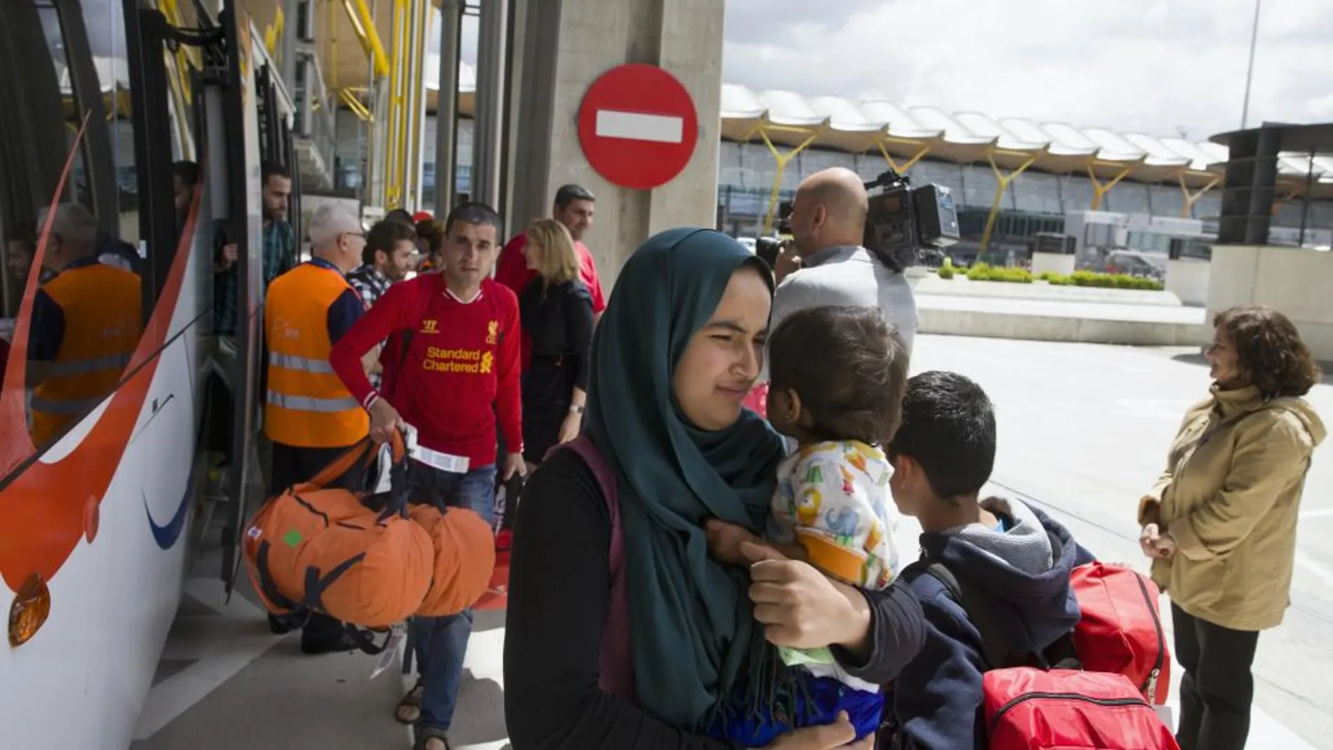 Un grupo de 45 solicitantes de asilo procedentes de Grecia, trece de los cuales serán acogidos en Madrid, a su llegada hoy al aeropuerto de Madrid-Barajas