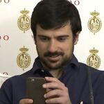 Ramón Espinar, con la sonrisa en la cara, fotografía al periodista al que llamó "subnormal"