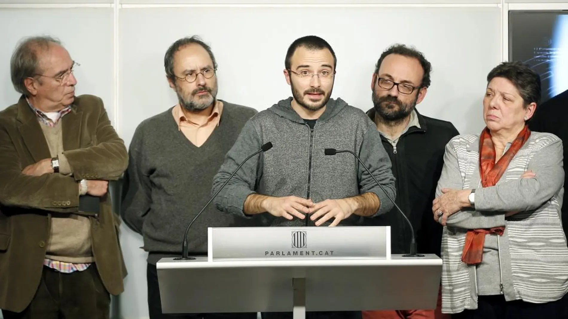 El diputado de la CUP Albert Botran durante la rueda de prensa que han ofrecido esta tarde en el Parlament, en la que han anunciado que no se posicionarán ni orientarán el voto en la asamblea de este domingo