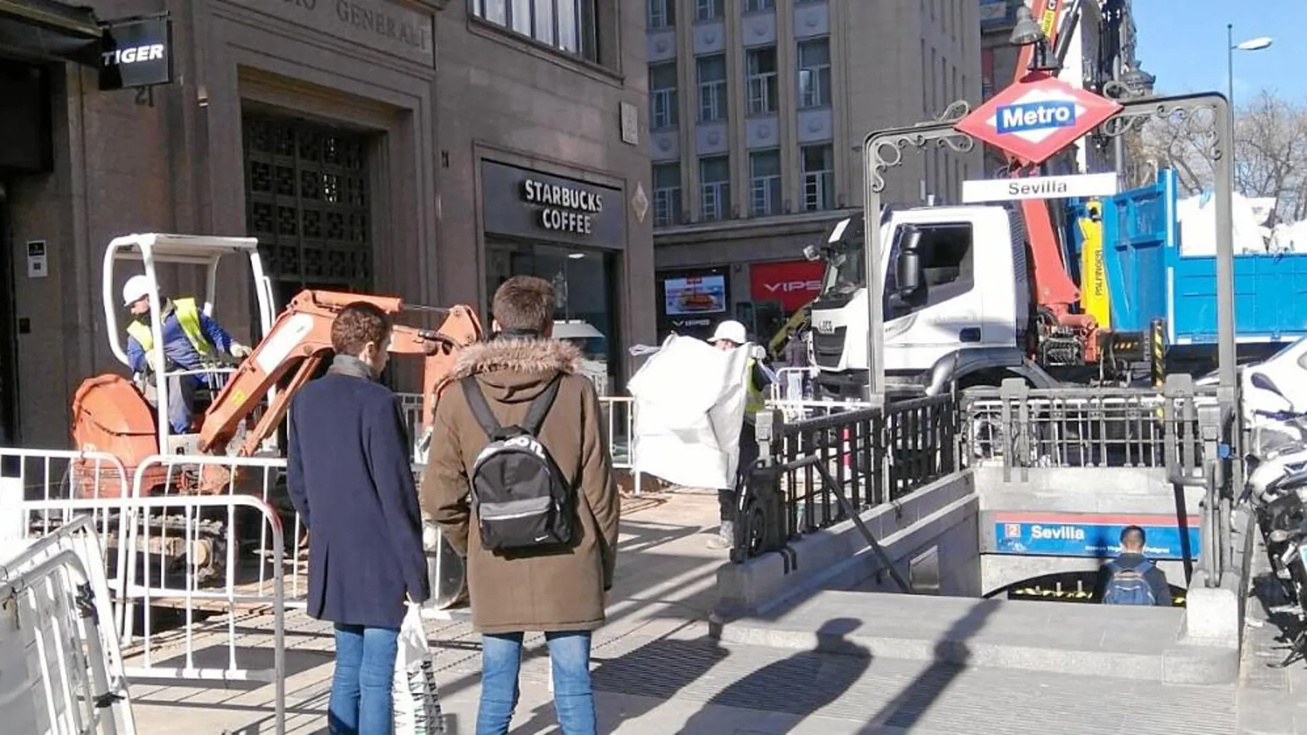 Todo el entorno de la plaza de Canalejas, donde está situada la parada de metro de Sevilla, está sometiéndose a obras de remodelación