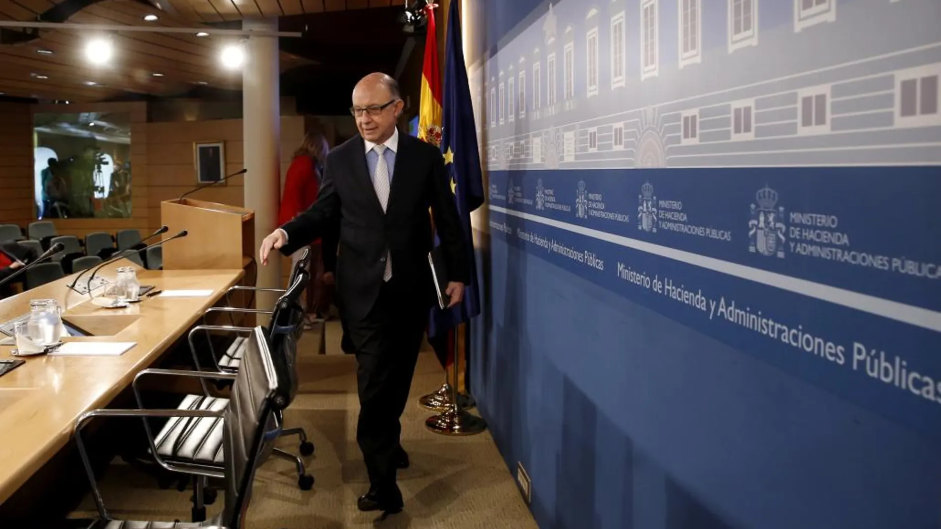 El ministro de Hacienda en funciones, Cristóbal Montoro, durante la rueda de prensa que ha ofrecido hoy en Madrid