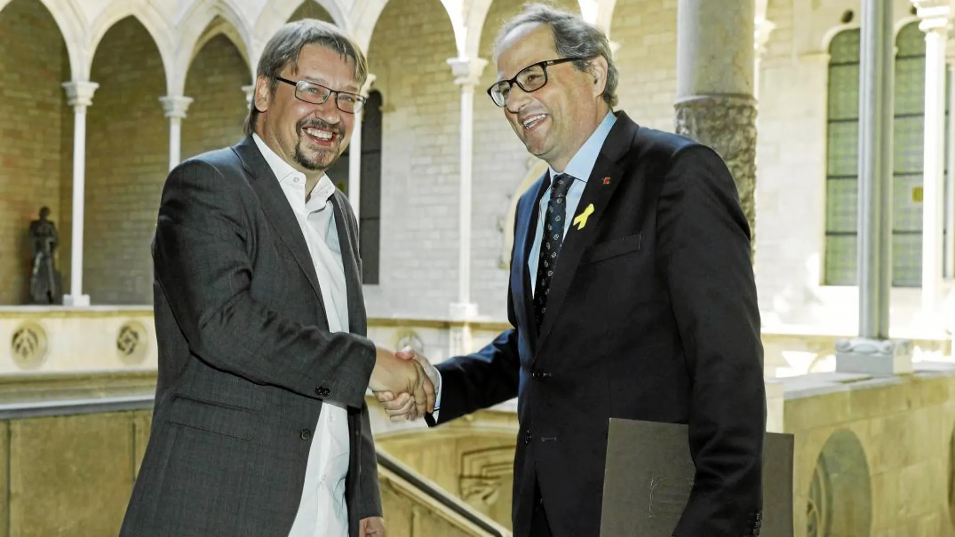 Imagen previa a la reunión que mantuvieron ayer el president, Quim Torra, y el líder de los «comunes», Xavier Domènech, ayer en el Palau de la Generalitat / Efe