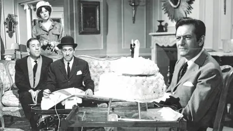 Escena de «Casi un caballero», con su padre junto a Alfredo Landa, López Vázquez y Concha Velasco