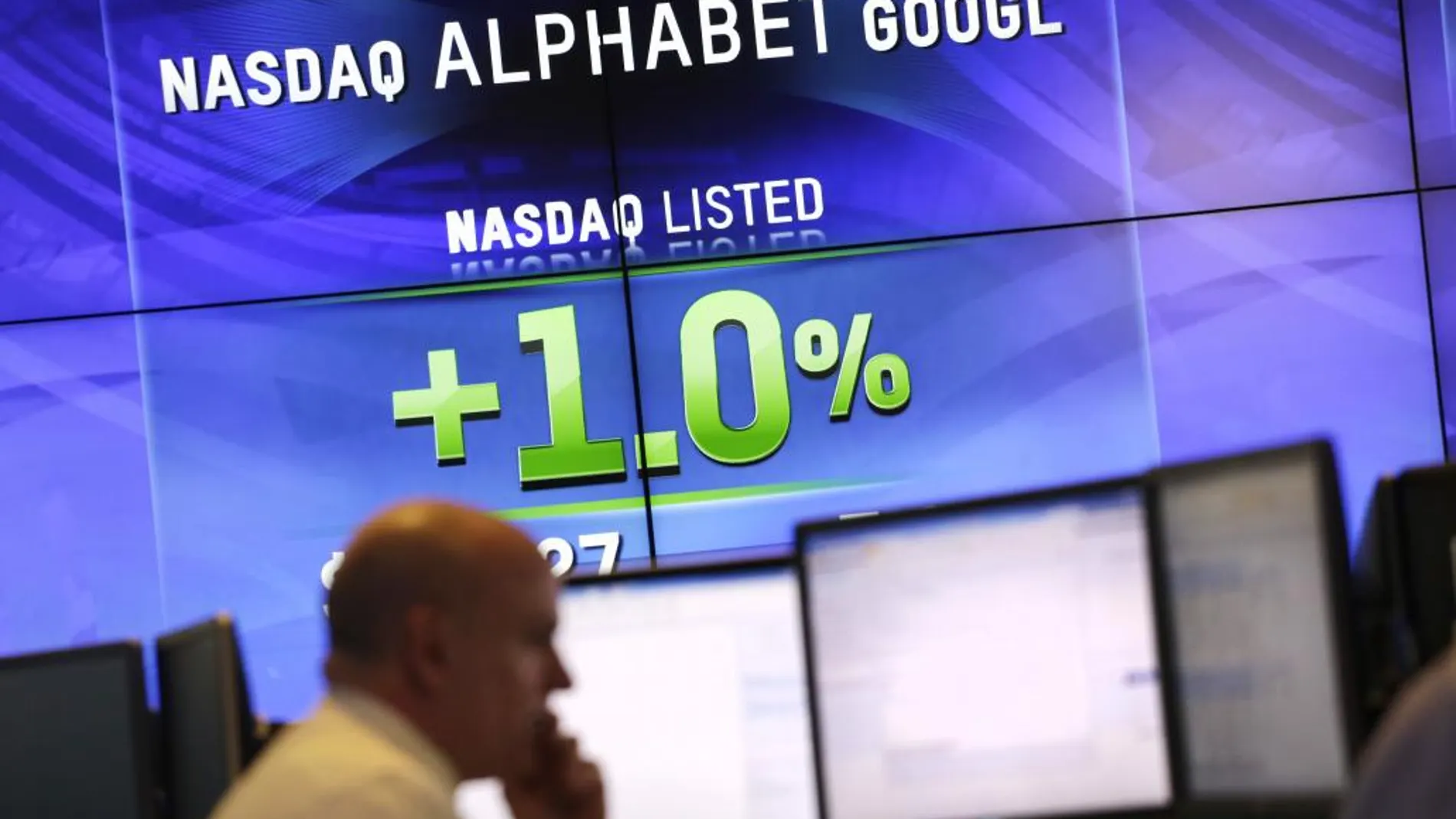 Pantallas electrónicas en Wall Street con la cotización de Alphabet