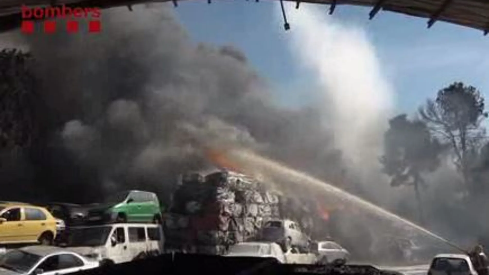 Un incendio en un desguace confina a los vecinos de una urbanización de Barcelona