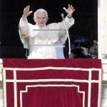 El Papa saluda desde el balcón