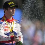 Loeb celebra el triunfo con champán