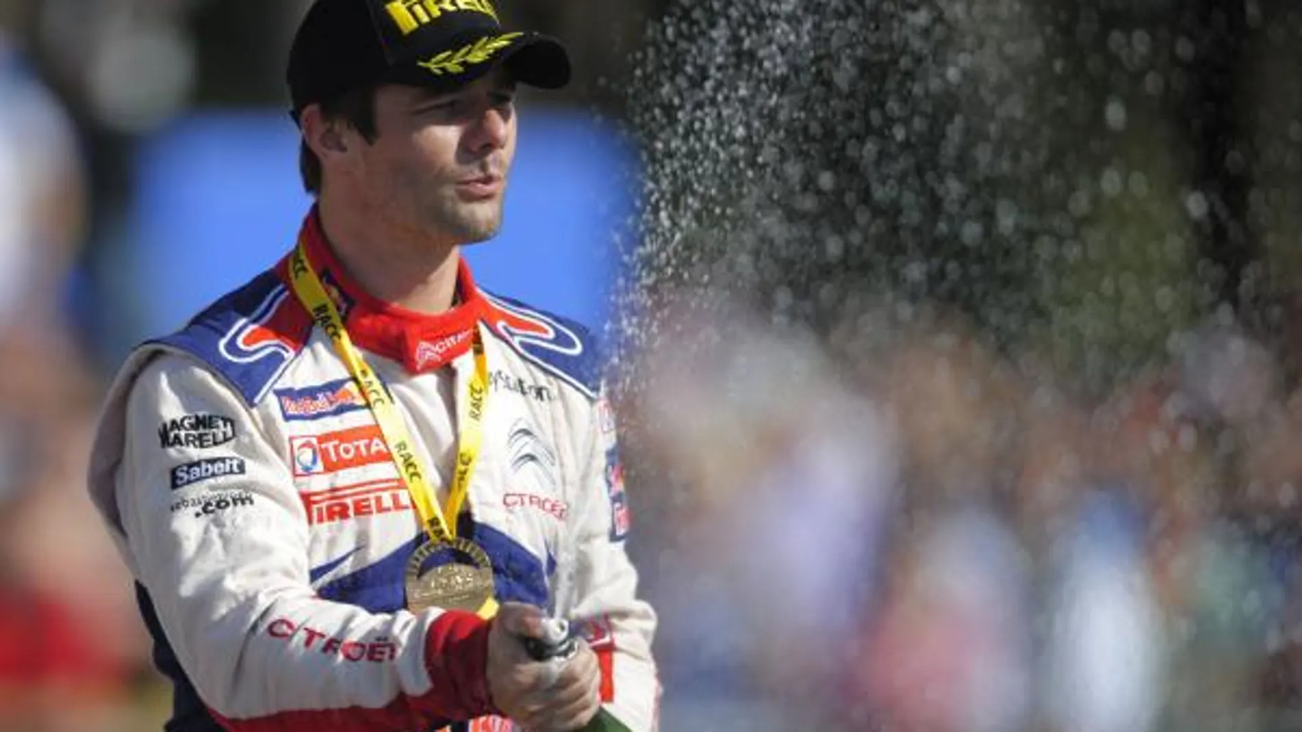 Loeb celebra el triunfo con champán