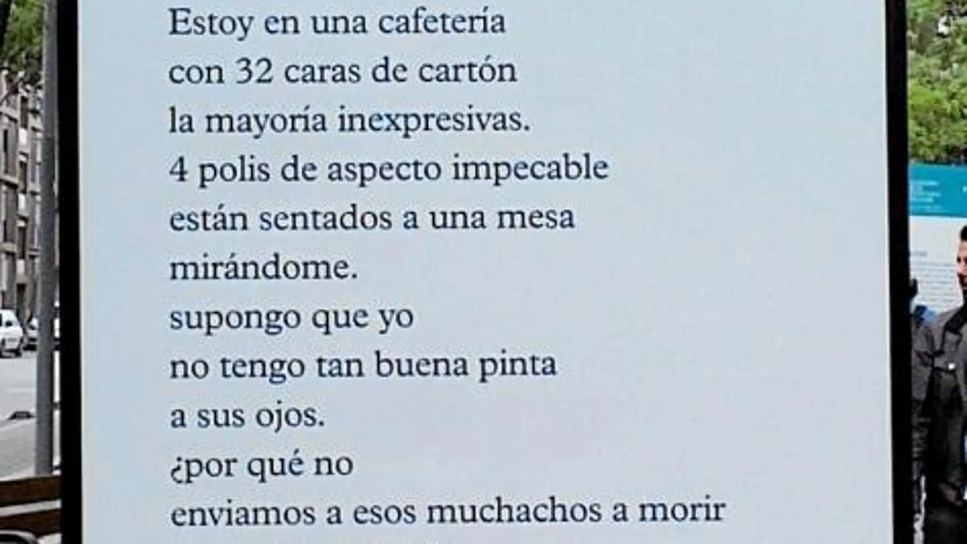 El poema de Bukowski «Cuatro polis» se instaló frente a la comisaría de la Policía Nacional en La Verneda
