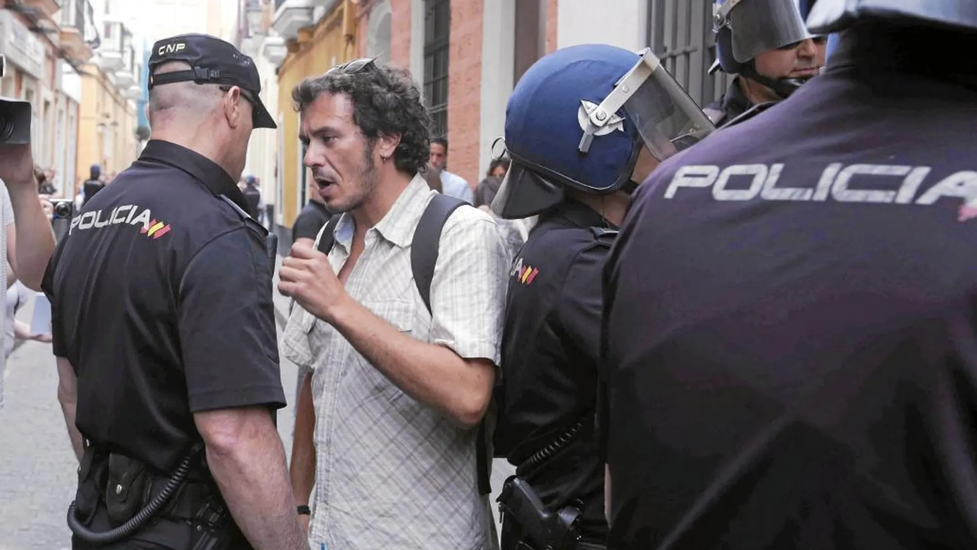 «Kichi» se dirige a un policía durante un desalojo en Cádiz