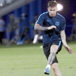 Messi golpea la pelota durante el entrenamiento de ayer del Barcelona en el escenario de la final, el Boris Paichadze Dinamo Arena