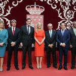 El presidente del Gobierno y del PP, Mariano Rajoy, posa tras la toma de posesión de los siete consejeros del Gobierno de Cristina Cifuentes