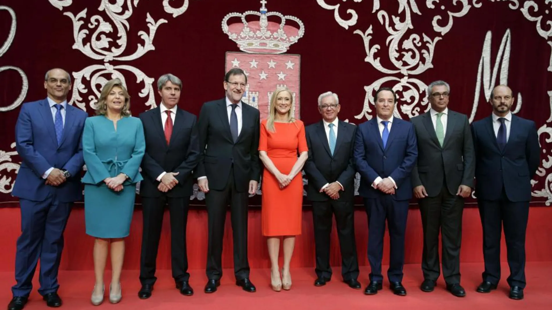 El presidente del Gobierno y del PP, Mariano Rajoy, posa tras la toma de posesión de los siete consejeros del Gobierno de Cristina Cifuentes
