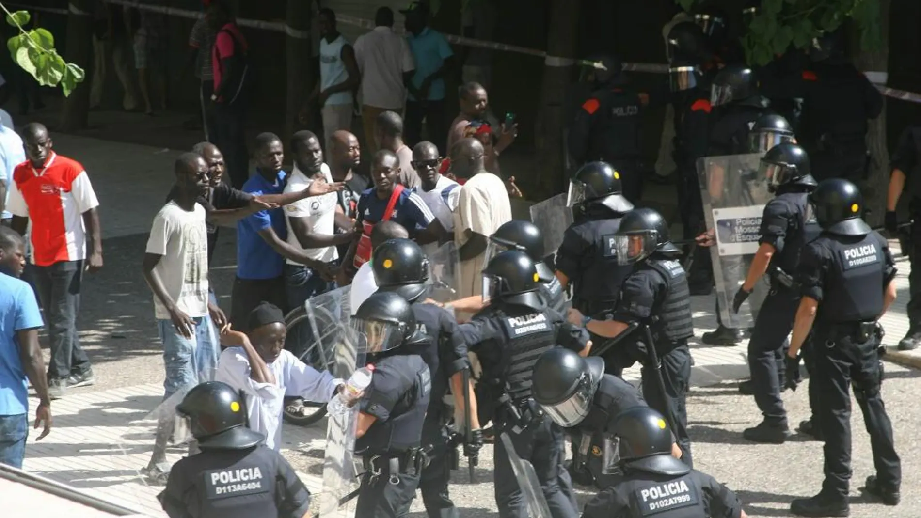 La retirada del cadáver del senegalés fallecido al saltar de un balcón en una operación de los Mossos d'Esquadra ha causado graves disturbios.