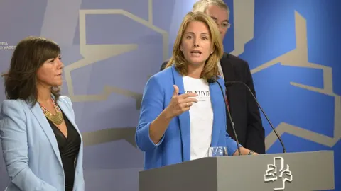 La presidenta del PP vasco, Arantza Quiroga, junto a la secretaria general del PP vasco, Nera Llanos (i), durante la rueda de prensa convocada de urgencia en el Parlamento Vasco de Vitoria