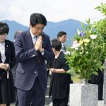 Shinzo Abe y su esposa Akie rezan ante la tumba del ex ministro de Exteriores y padre del primer ministro Shintaro Abe en Nagato