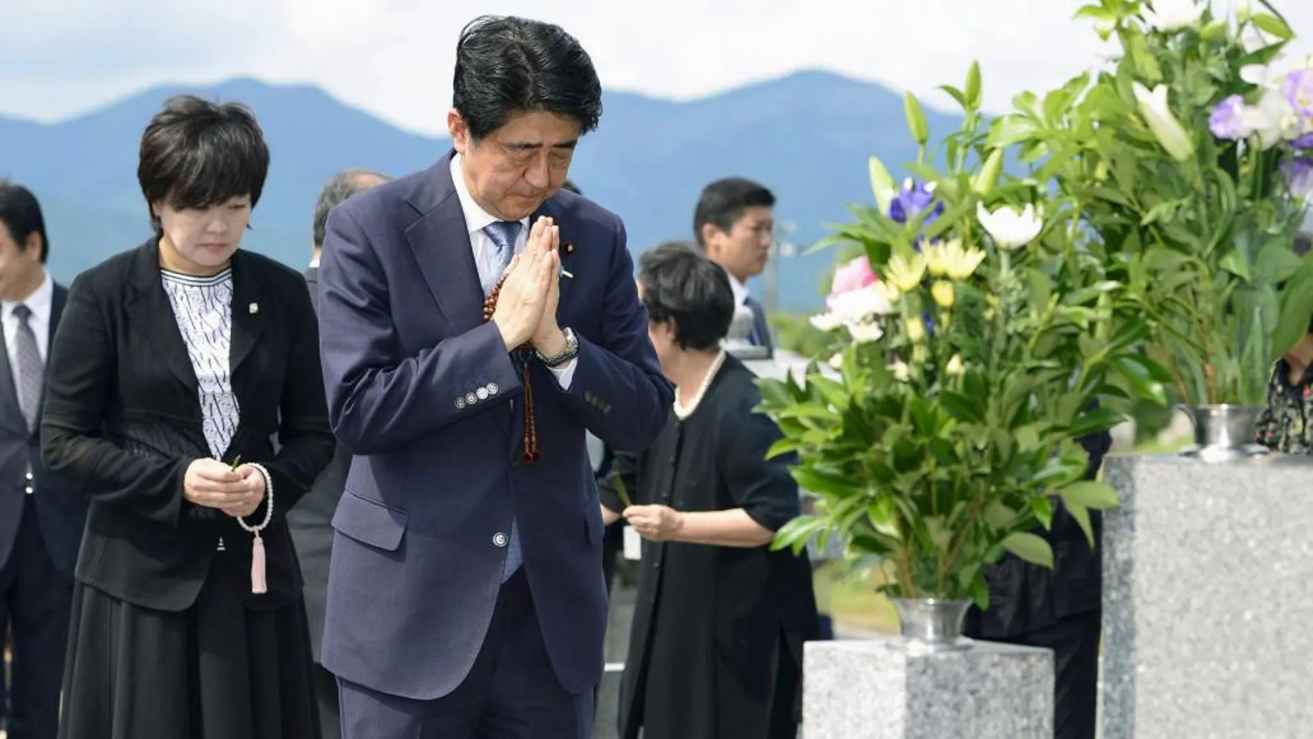 Shinzo Abe y su esposa Akie rezan ante la tumba del ex ministro de Exteriores y padre del primer ministro Shintaro Abe en Nagato