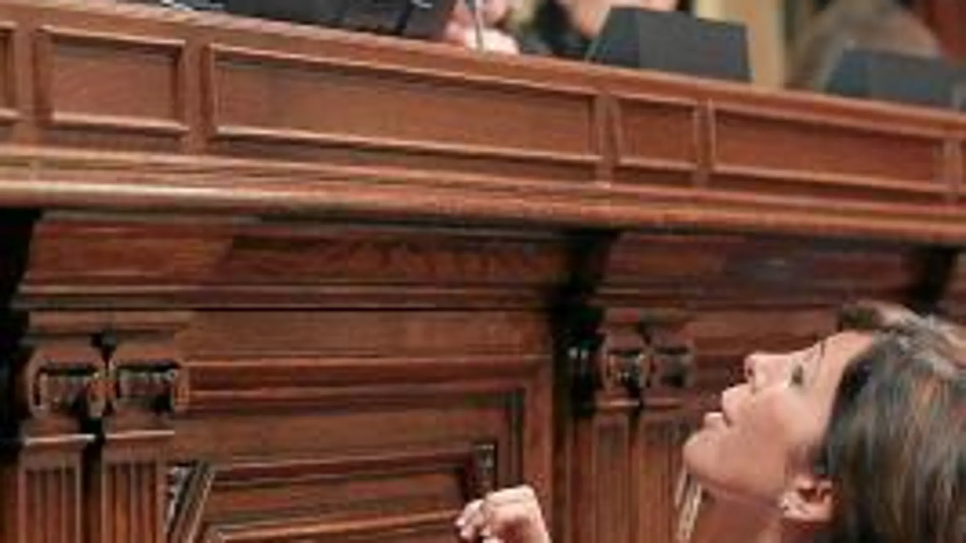 Sánchez-Camacho (dcha.) conversa ayer con la presidenta del Parlamento catalán, Núria de Gispert