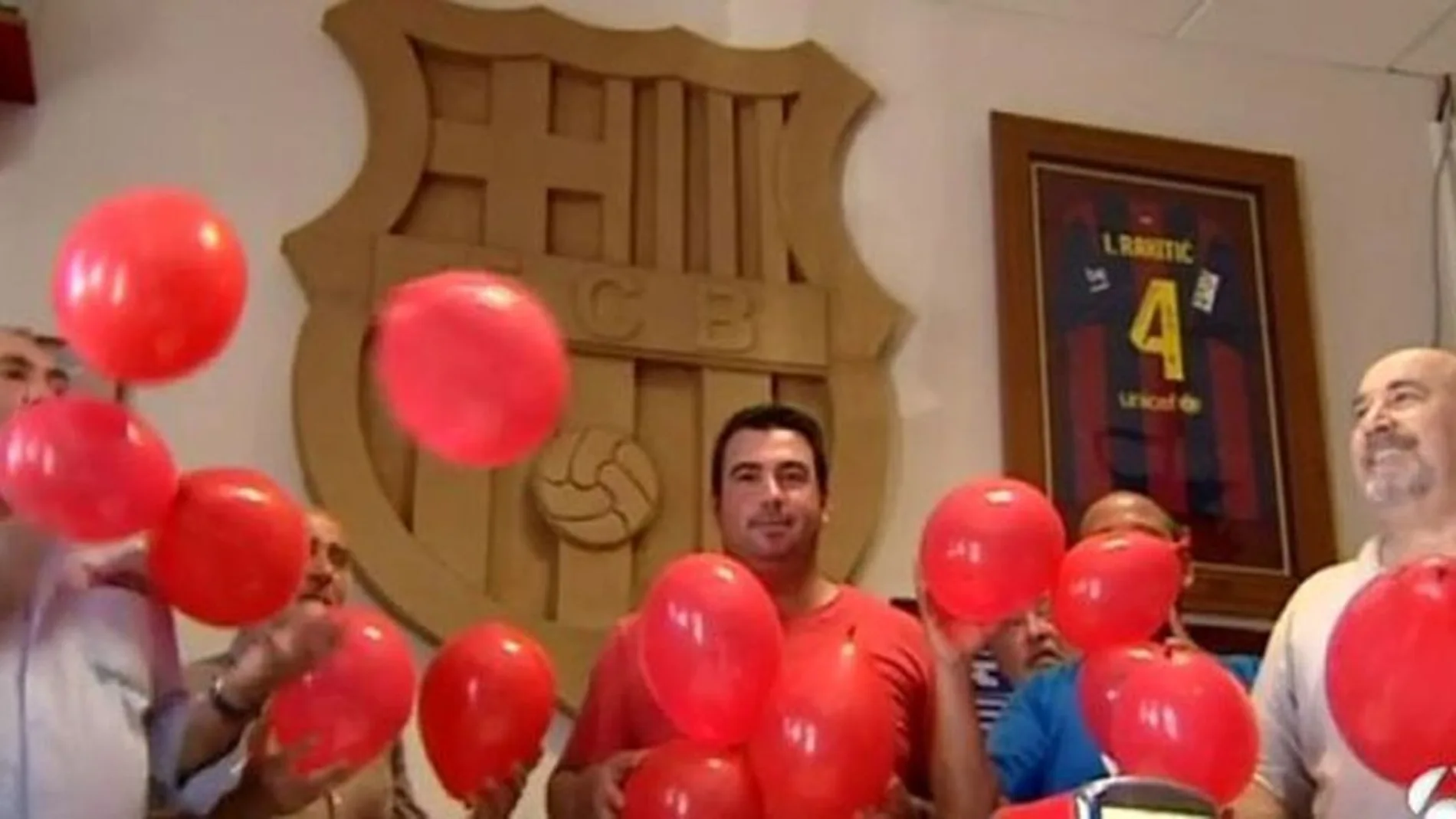 Peña del Barça en Utrera (Sevilla) con globos rojos