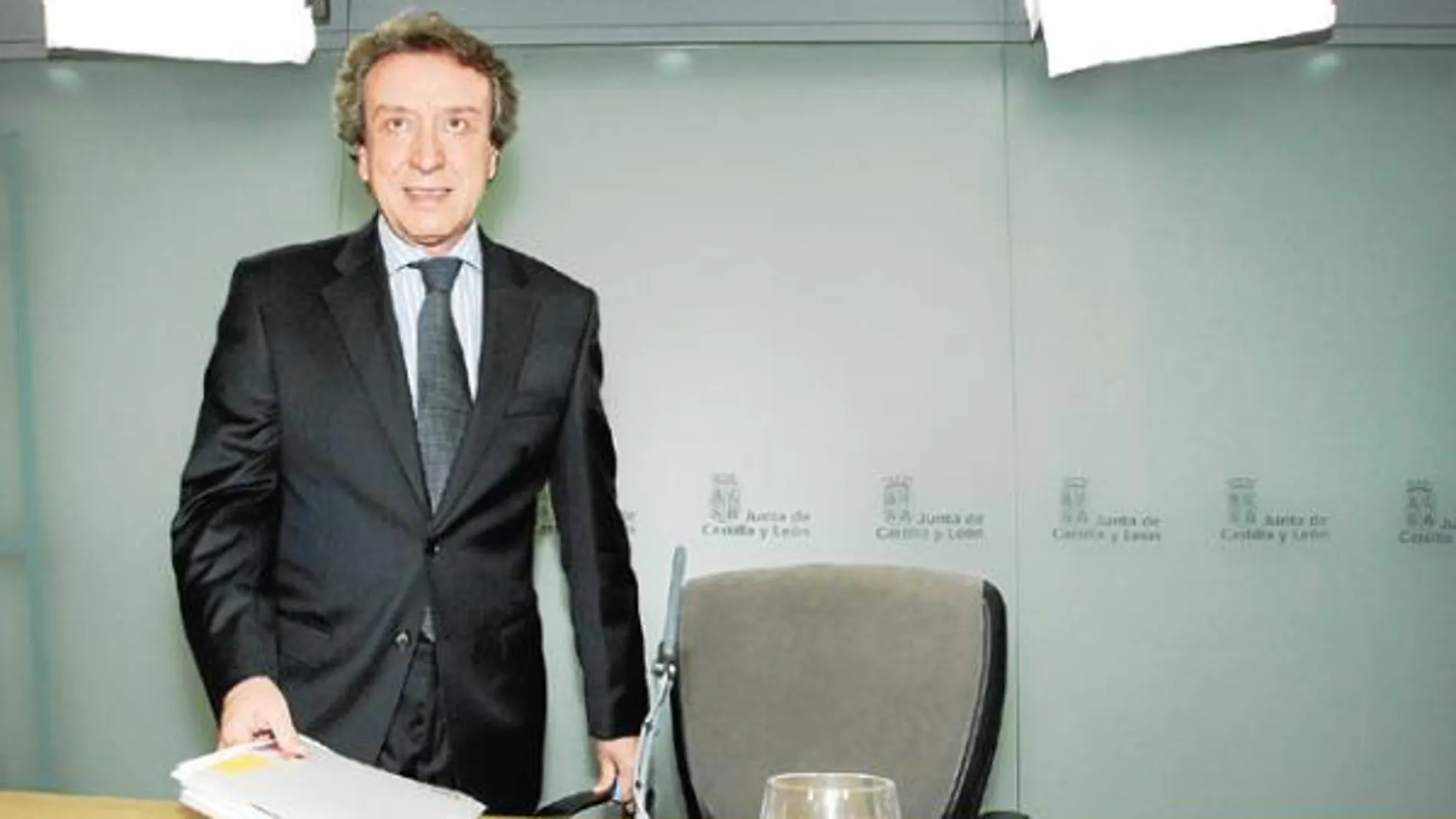 El portavoz y consejero de la Presidencia, José Antonio de Santiago-Juárez, explica los acuerdos del Consejo de Gobierno