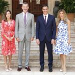 Los Reyes, con el presidente del Gobierno y su mujer, Begoña Gómez