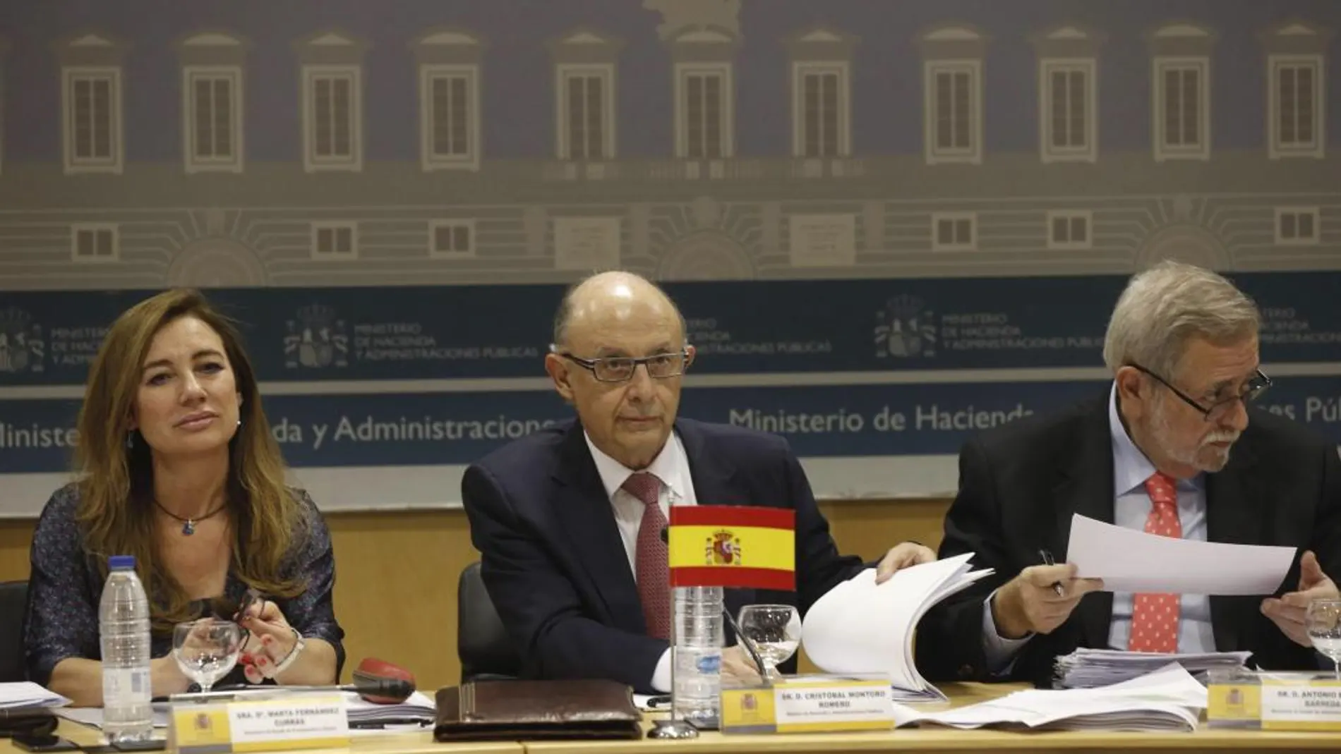 Cristóbal Montoro (c) junto al secretario de Estado de Administraciones Públicas, Antonio Beteta, y la secretaria de Estado de Presupuestas, Marta Fernández Curras, durante su asistencia al Consejo de Política Fiscal y Financiera (CPFF).