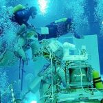 Miembros de la Agencia Espacial japonesa practican bajo el agua