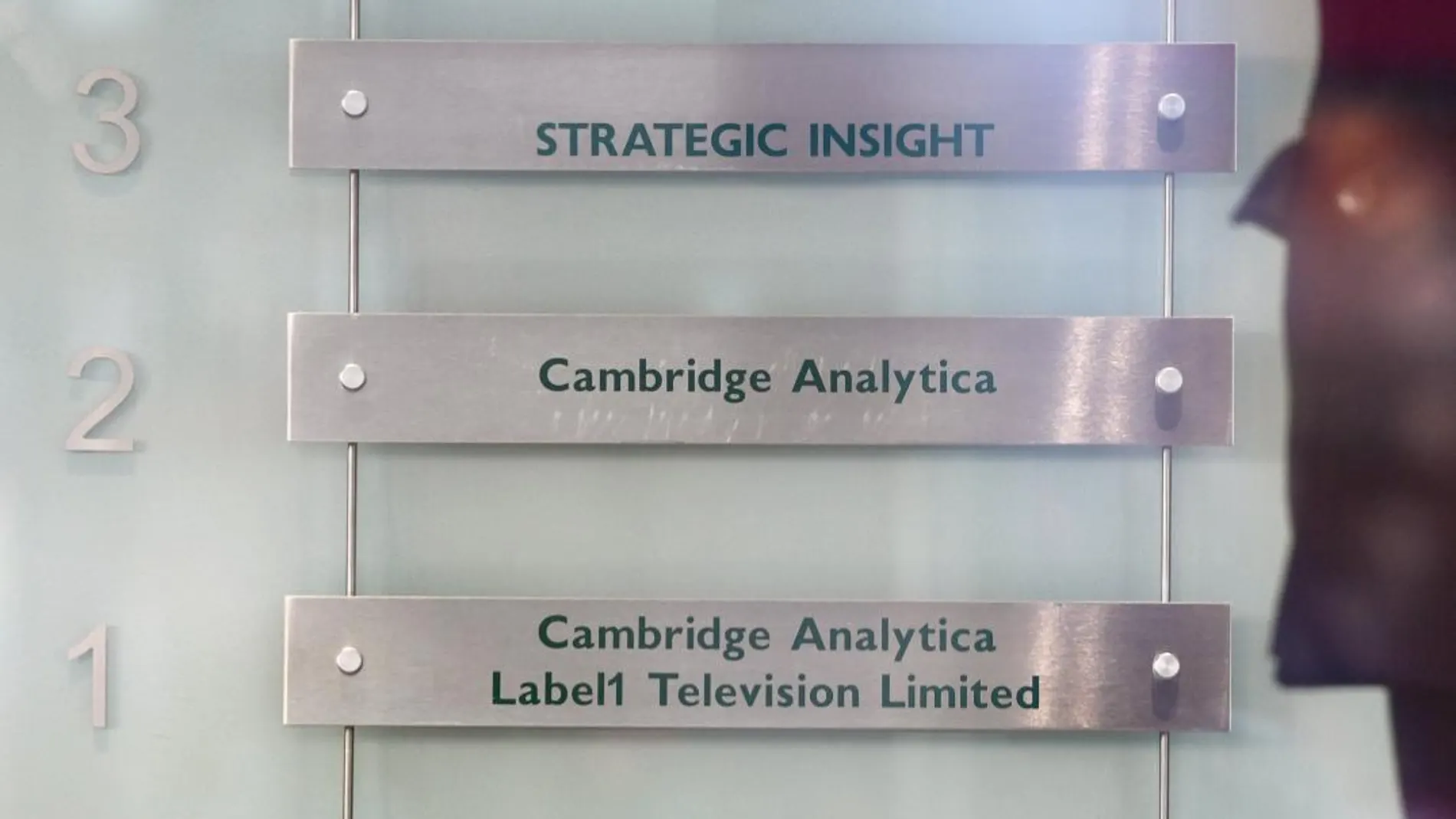 La polémica generada en torno a Cambridge Analytica es solo la punta del iceberg de los riesgos de un mal uso de los datos / Efe