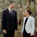 El Rey Felipe VI posa con Uxue Barkos, primera presidenta nacionalista de Navarra, a la que ha recibido hoy en el Palacio de la Zarzuela
