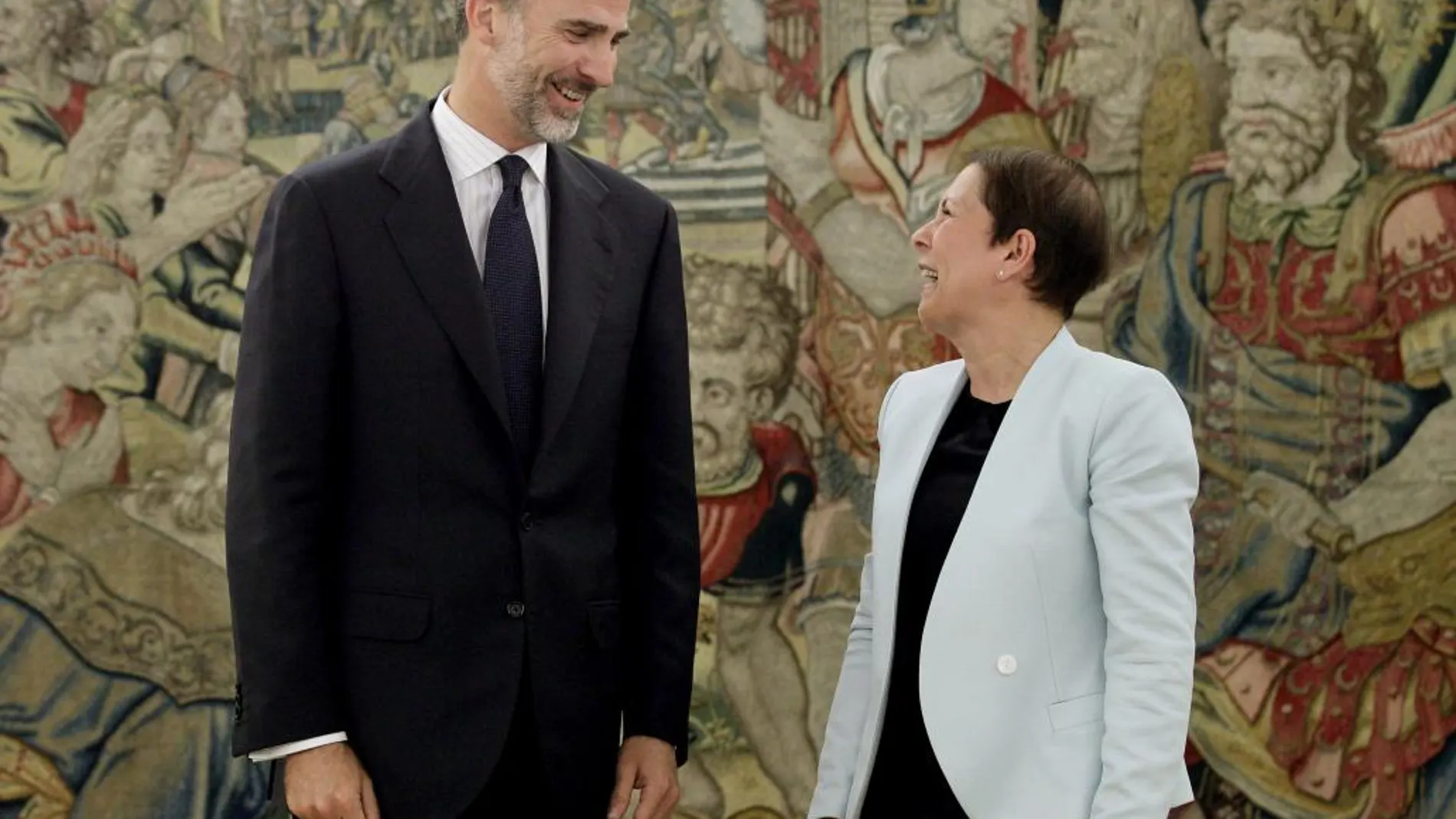 El Rey Felipe VI posa con Uxue Barkos, primera presidenta nacionalista de Navarra, a la que ha recibido hoy en el Palacio de la Zarzuela