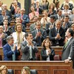 Mariano Rajoy recibió una cerrada ovación de su grupo tras su contundente intervención ayer en el Congreso