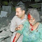 Un hombre ayuda a una herida