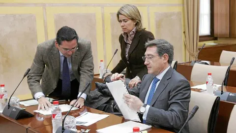 Rafael Carmona (PP) revisa unos papeles junto a Teresa Ruiz Sillero, ayer en comisión