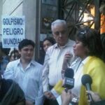 El embajador de Ecuador en España, en el centro con camisa blanca y junto a Cecila Erique, asambleísta suplente del Parlamento acuatoiano, en las puertas de la embajada en Madrid