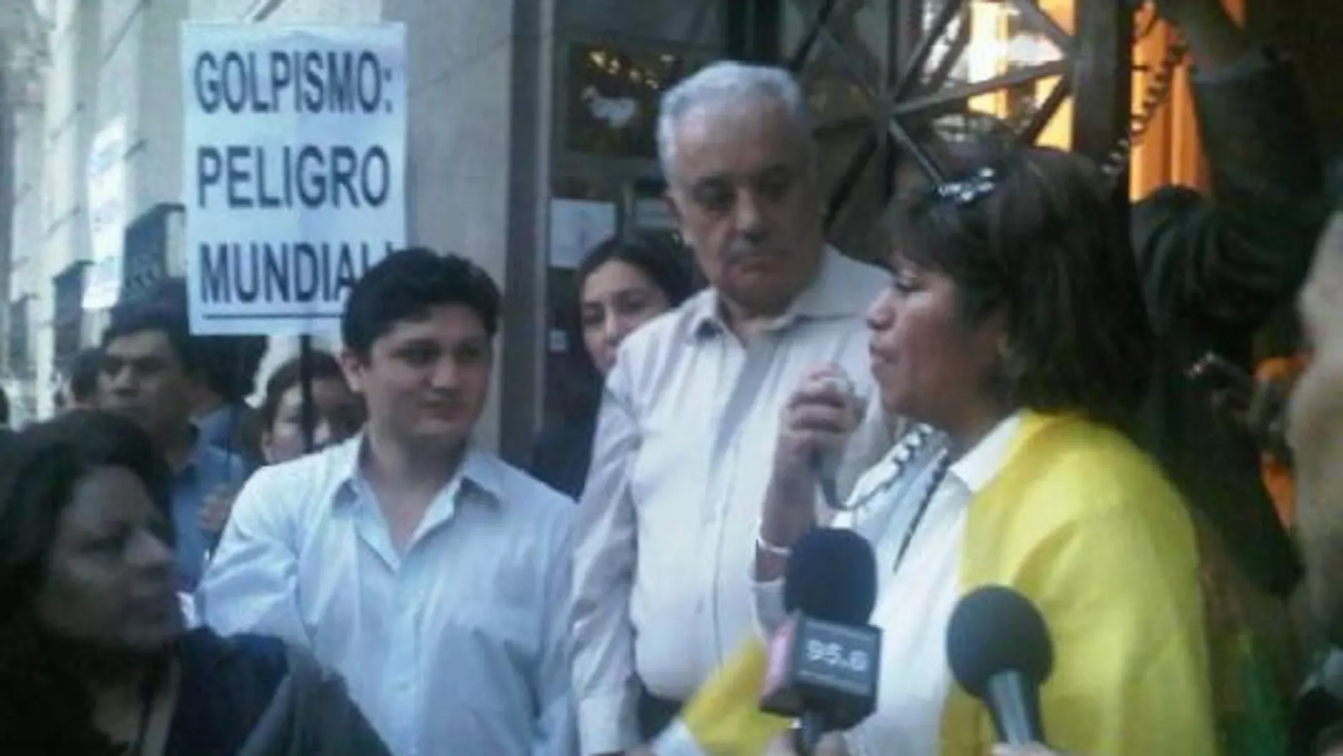 El embajador de Ecuador en España, en el centro con camisa blanca y junto a Cecila Erique, asambleísta suplente del Parlamento acuatoiano, en las puertas de la embajada en Madrid