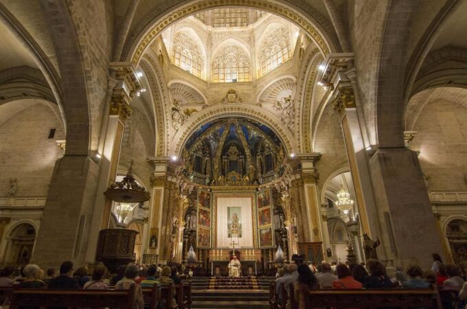 El cardenal arzobispo de Valencia, Antonio Cañizares (c), ha presidido esta noche una vigilia para rezar "por España y su unidad"en la catedral de Valencia.